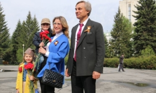На парад Победы Калинин и его супруга Катерина Талызина привели детей 